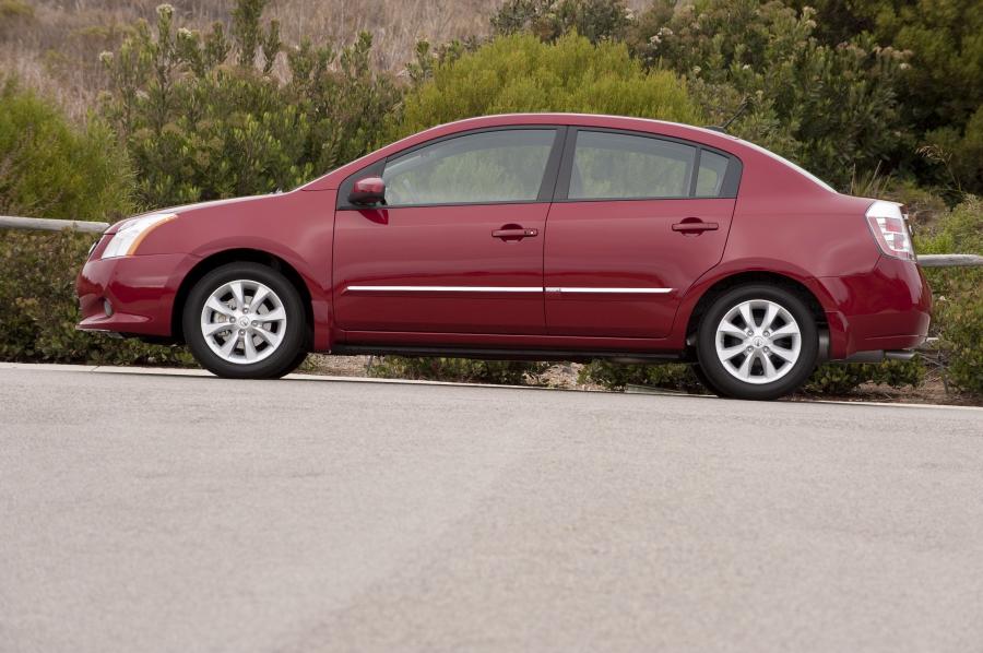  Nissan Sentra 2010 года  (фото 47 из 68)